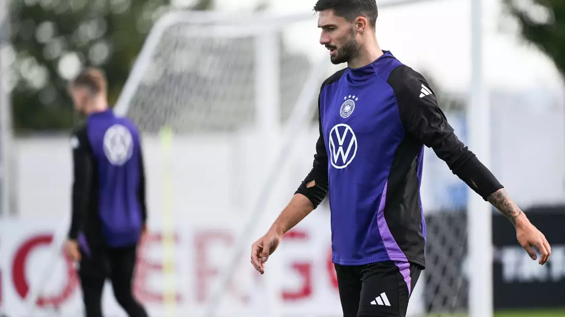 Jonathan Burkardt (M) formuliert seine DFB-Ziele bescheiden. - Bild: Armin Weigel/dpa