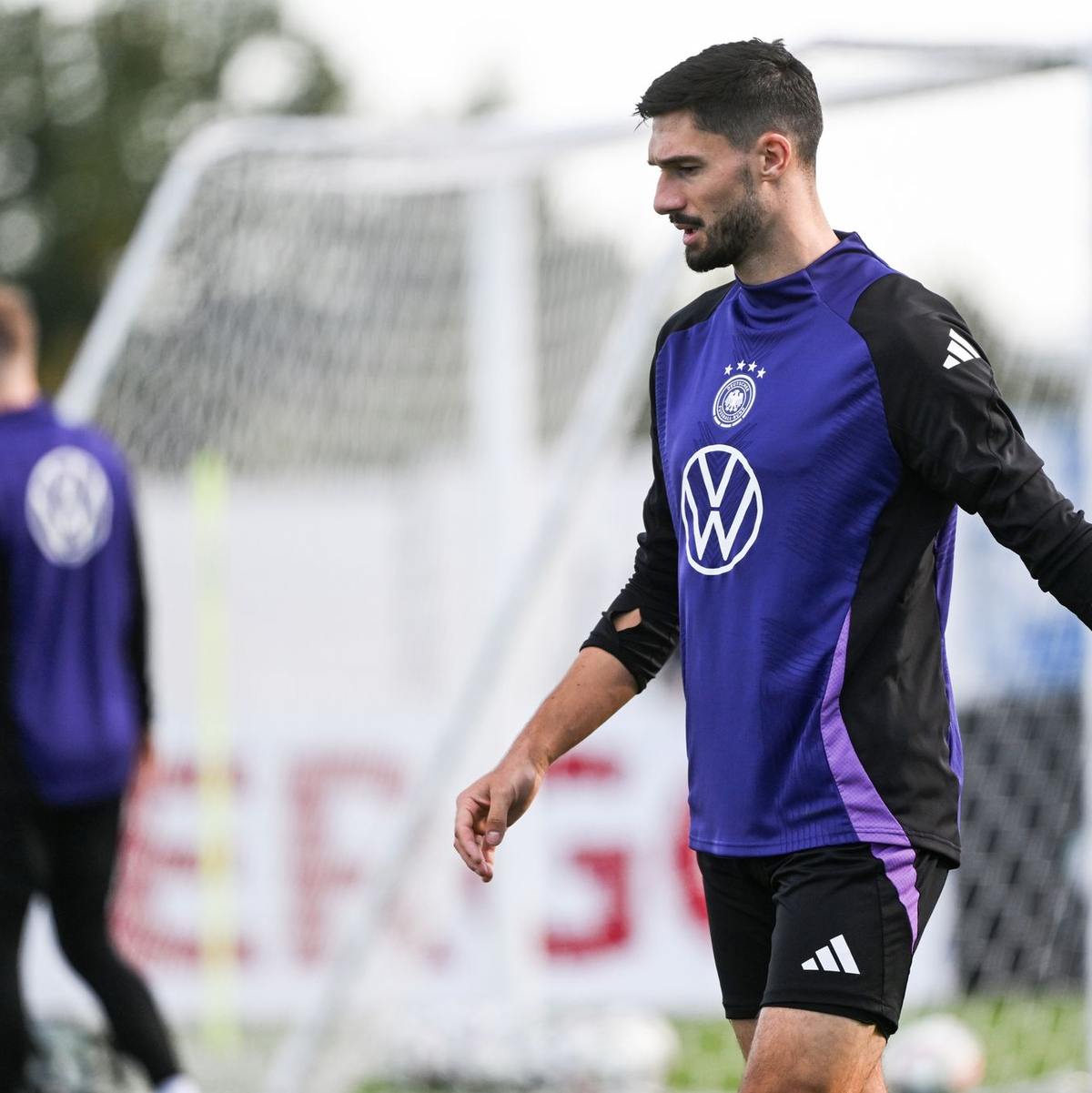 Erstmals im Kreis der Nationalmannschaft am Ball: Tom Kleindienst (M). - Foto: Armin Weigel/dpa