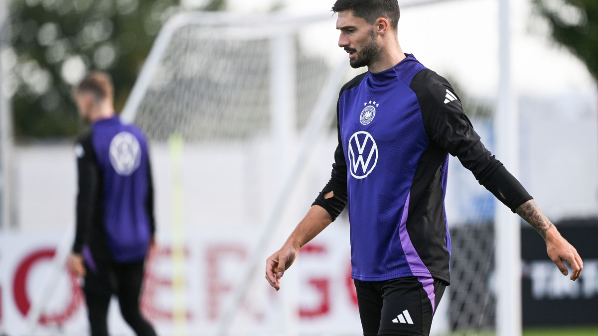 Jonathan Burkardt (M) formuliert seine DFB-Ziele bescheiden. - Foto: Armin Weigel/dpa