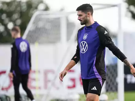 Jonathan Burkardt (M) formuliert seine DFB-Ziele bescheiden. - Foto: Armin Weigel/dpa