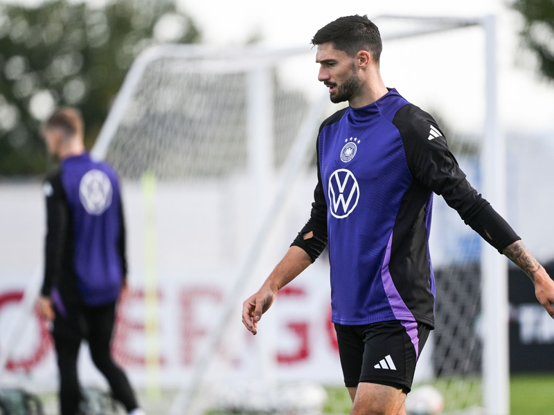 Jonathan Burkardt (M) formuliert seine DFB-Ziele bescheiden. - Foto: Armin Weigel/dpa