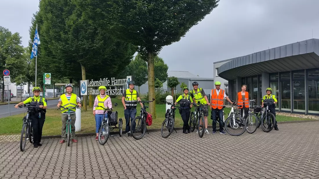 POL-HAM: Fit und sicher auf zwei Rädern: Erfolgreiches Fahrradtraining mit der Lebenshilfe und unbegleiteten Flüchtlingen - Bild: presseportal.de