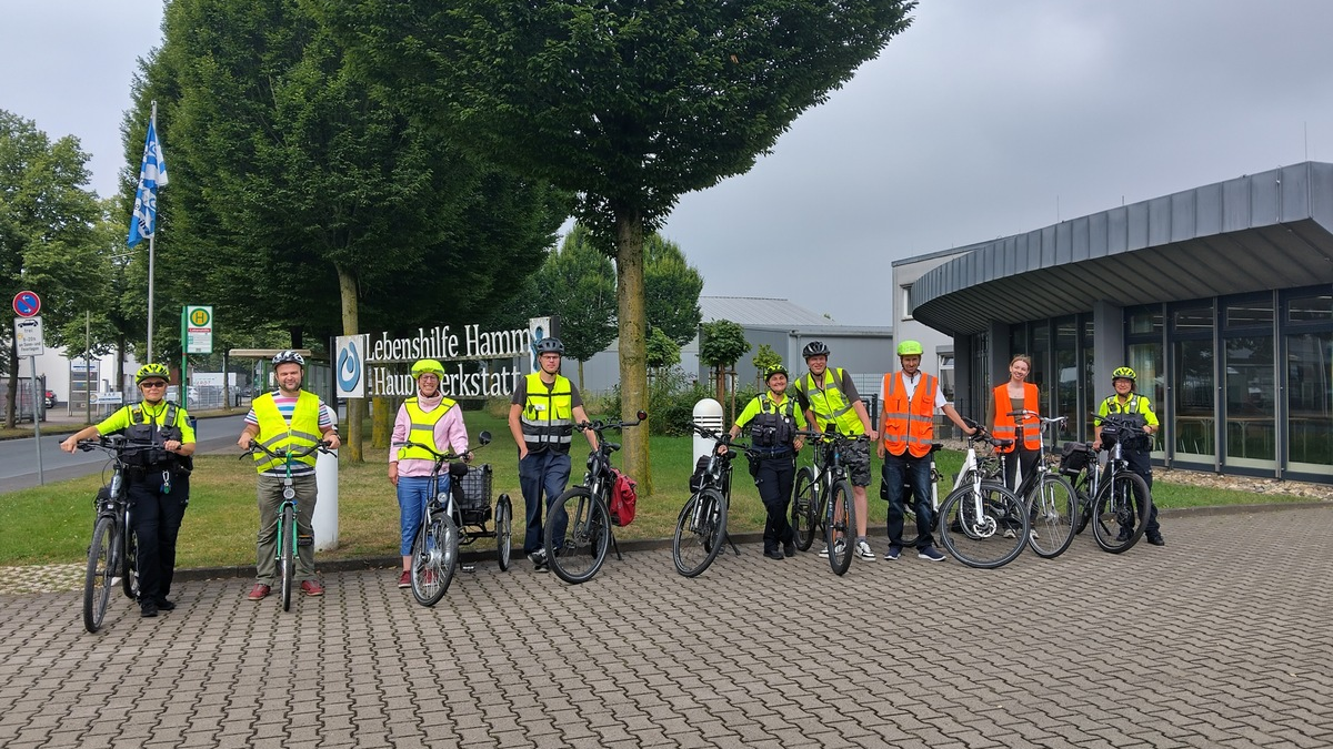 POL-HAM: Fit und sicher auf zwei Rädern: Erfolgreiches Fahrradtraining mit der Lebenshilfe und unbegleiteten Flüchtlingen - Foto: presseportal.de
