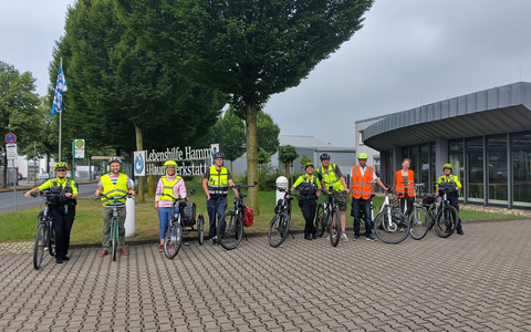 POL-HAM: Fit und sicher auf zwei Rädern: Erfolgreiches Fahrradtraining mit der Lebenshilfe und unbegleiteten Flüchtlingen - Foto: presseportal.de