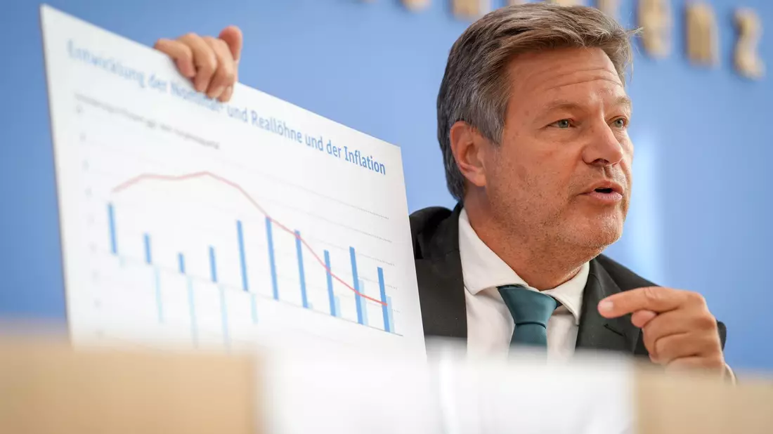 Im kommenden Jahr werde das Geld bei den Bürgern wieder lockerer sitzen, meint Habeck. - Bild: Kay Nietfeld/dpa