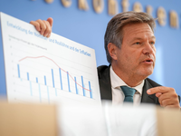 Im kommenden Jahr werde das Geld bei den Bürgern wieder lockerer sitzen, meint Habeck. - Foto: Kay Nietfeld/dpa