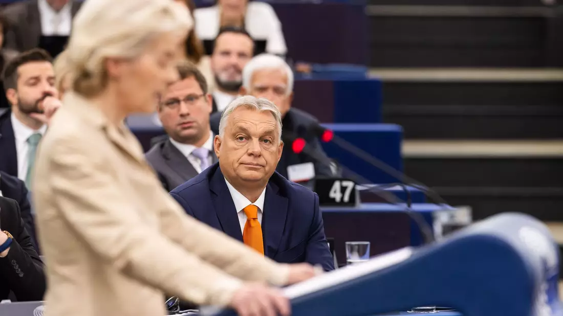 Trotz Differenzen geben wahrten Ungarns Ministerpräsident Vikotr Orban und Kommissionspräsidentin Ursula von der Leyen die Etikette. - Bild: Philipp von Ditfurth//dpa