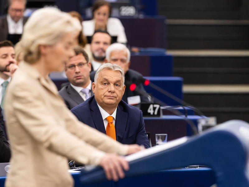 Trotz Differenzen geben wahrten Ungarns Ministerpräsident Vikotr Orban und Kommissionspräsidentin Ursula von der Leyen die Etikette. - Foto: Philipp von Ditfurth//dpa