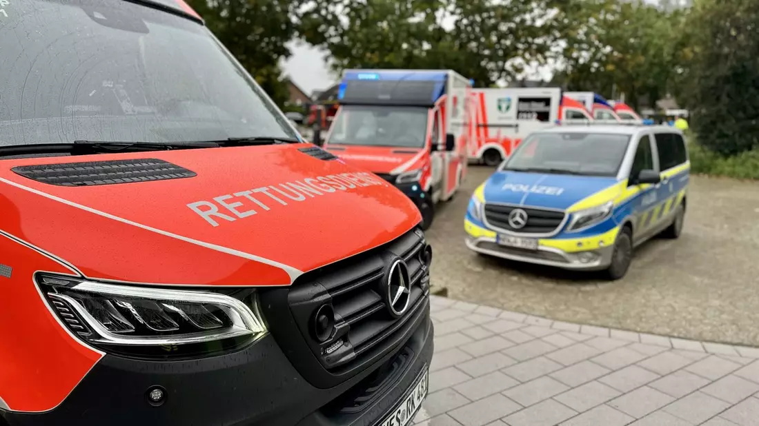FW Alpen: Zwei Einsätze - Ausgelöste Brandmeldeanlage und 14 betroffene Kinder nach Experiment im Chemieunterricht - Bild: presseportal.de