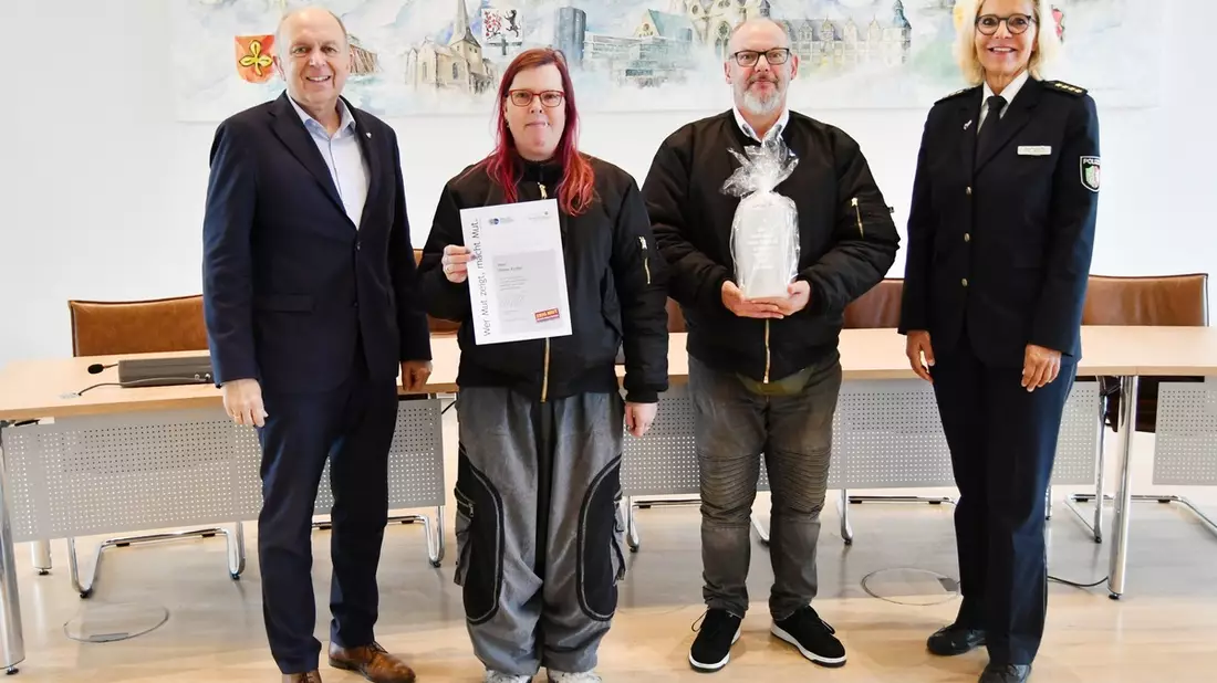 POL-PB: Courageehrung: Oliver Endler verhindert Raub in einem Zug - Bild: presseportal.de