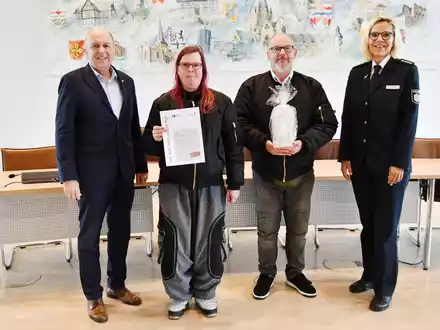 POL-PB: Courageehrung: Oliver Endler verhindert Raub in einem Zug - Foto: presseportal.de