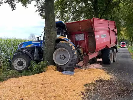 POL-COE: Dülmen-Merfeld, Hülstener Weg/Trecker kollidiert mit Baum - Foto: presseportal.de
