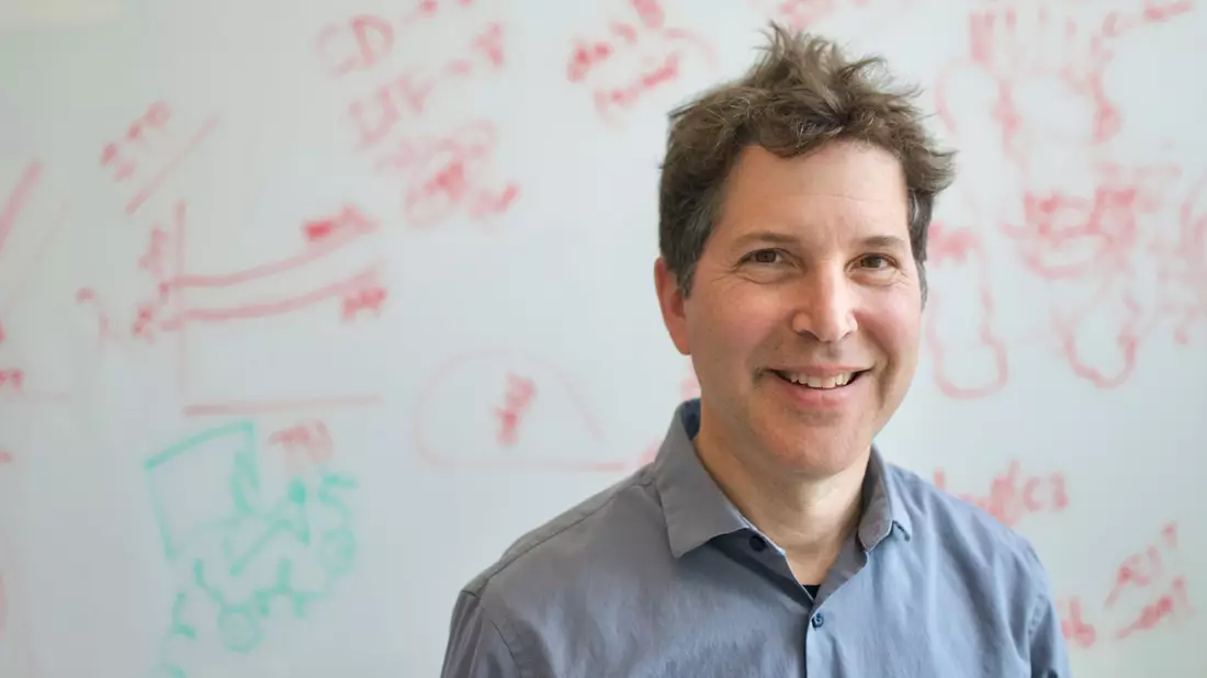 Der Biochemiker Baker entwickelte an der University of Washington in Seattle Ende der 1990er Jahre eine Software zur Vorhersage der Faltung von Proteinen. Später schuf er ein Programm, zur Schaffung von Proteinen. (undatiertes Foto) - Bild: Ian C. Haydon/UW Medicine/AP/dpa