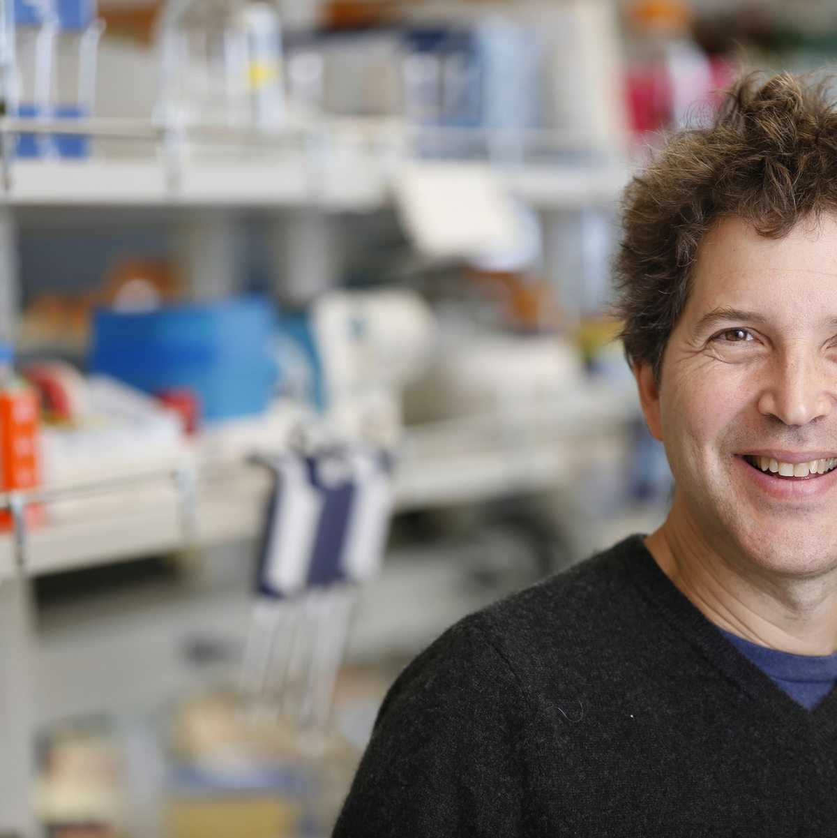 Der Biochemiker Baker entwickelte an der University of Washington in Seattle Ende der 1990er Jahre eine Software zur Vorhersage der Faltung von Proteinen. Später schuf er ein Programm, zur Schaffung von Proteinen. (undatiertes Foto) - Foto: Uncredited/UW Medicine/AP/dpa