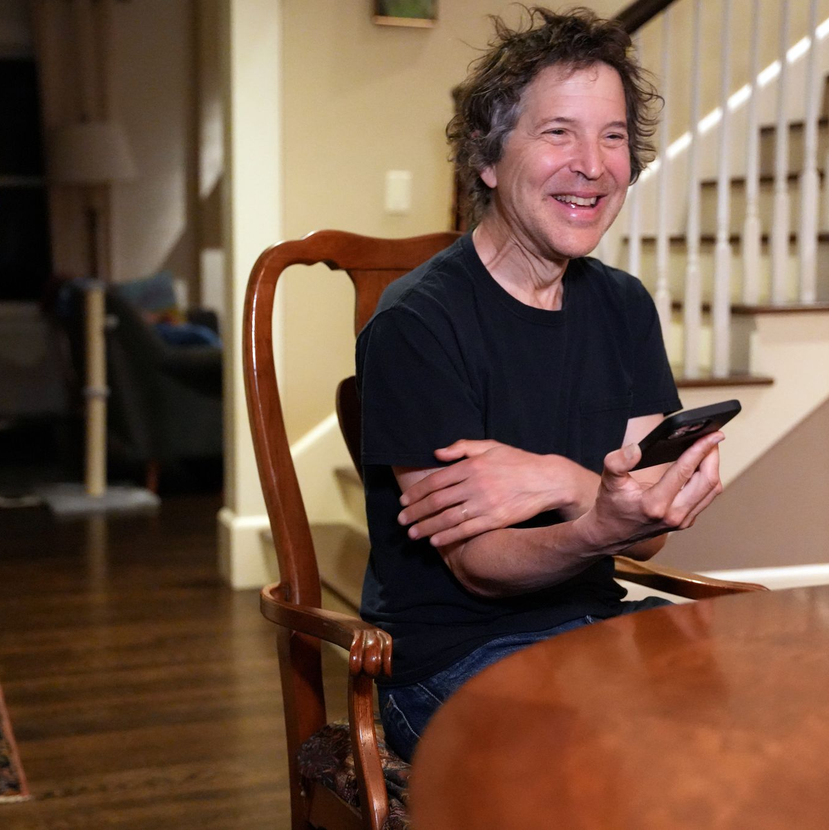 Der US-amerikanische Biochemiker David Baker telefoniert in seinem Haus in Seattle mit Demis Hassabis und John Jumper, die ebenfalls frisch gekürte Chemie-Nobelpreisträger sind. - Foto: Ian C Haydon/Ian C Haydon/AP/dpa