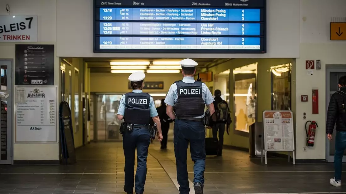 Bundespolizeidirektion München: Polizeicomputer schlägt fünfmal an/ Bundespolizei vollstreckt einen Tag alten Haftbefehl - Bild: presseportal.de