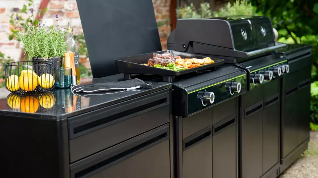 Optisch durchgestylt und technisch ausgefeilt: So geht Genuss für draußen mit der neuen HEAT Outdoorküche - Bild: presseportal.de