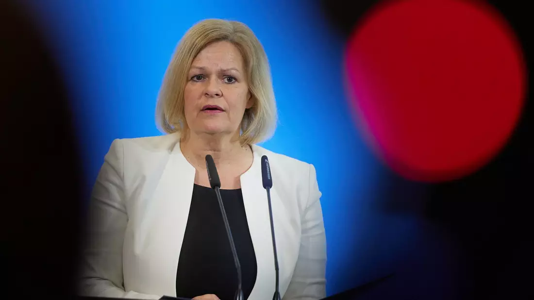 Innenministerin Nancy Faeser (SPD) nannte die Forderungen der Gewerkschaften sehr hoch. - Bild: Jörg Carstensen/dpa