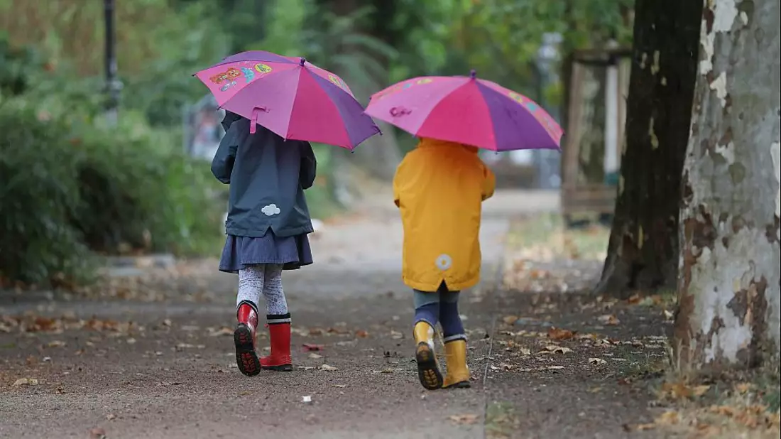Zwei Kleinkinder bei Herbstanfang (Archiv) - Bild: über dts Nachrichtenagentur