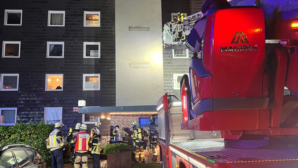 FW-E: Kellerbrand in einem großen Mehrfamilienhaus - Treppenraum verraucht - Foto: presseportal.de