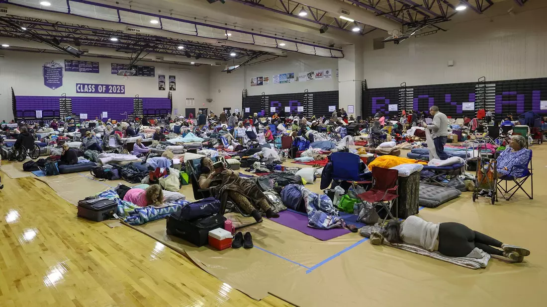 Rund 700 Evakuierte bereiten sich in einer Turnhalle in New Port Richey auf die Ankunft des Sturms vor. - Bild: Mike Carlson/FR155492 AP/AP