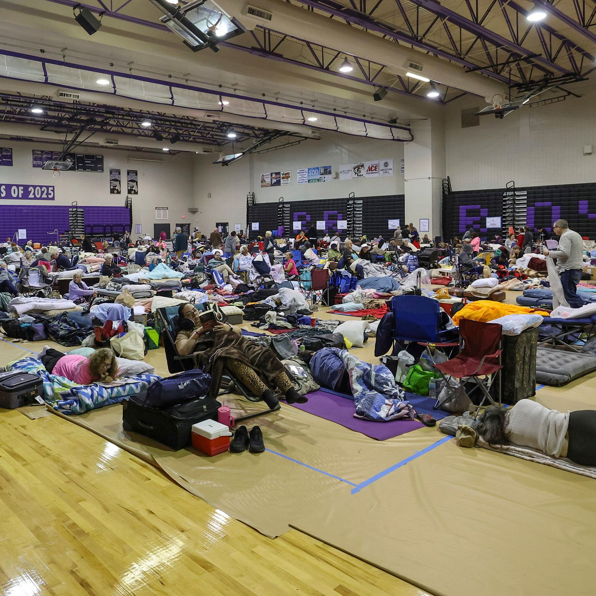 Rund 700 Evakuierte bereiten sich in einer Turnhalle in New Port Richey auf die Ankunft des Sturms vor. - Foto: Mike Carlson/FR155492 AP/AP