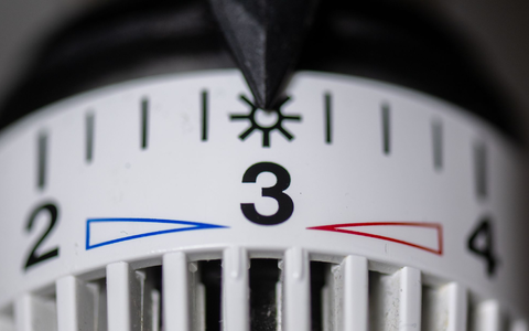 Bewohner von Mehrfamilienhäusern haben laut einer Studie im vergangenen Jahr weniger Heizenergie verbraucht. (Symbolbild) - Foto: Hendrik Schmidt/dpa