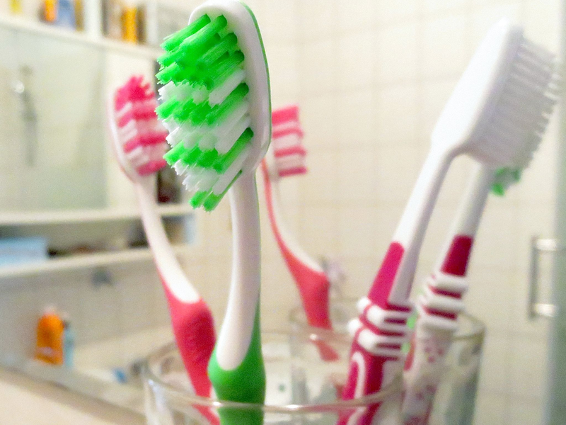 Auf Zahnbürsten und generell im Badezimmer tummeln sich unzählige Viren und Bakterien. (Archivbild) - Foto: picture alliance / Linda Vogt/dpa