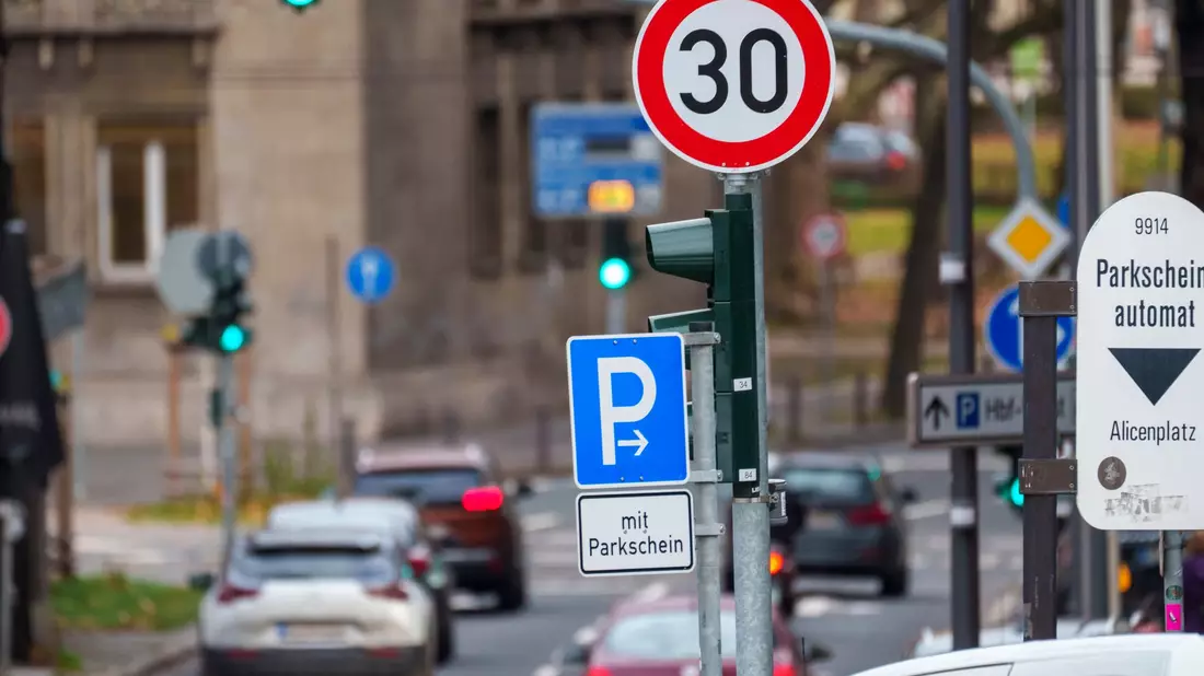 Die Initiative «Lebenswerte Städte durch angemessene Geschwindigkeiten» sieht weiter zu enge Grenzen für Tempolimits in deutschen Städten und Gemeinden. (Symbolbild) - Bild: Andreas Arnold/dpa