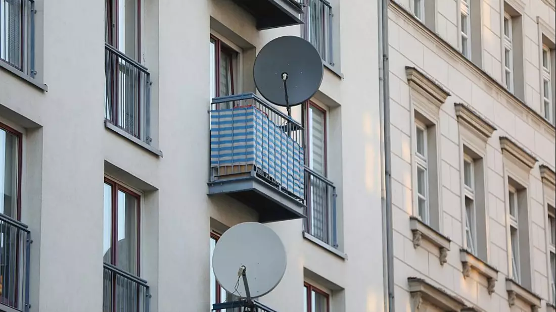 Satellitenschüssel an Wohnhaus (Archiv) - Bild: über dts Nachrichtenagentur