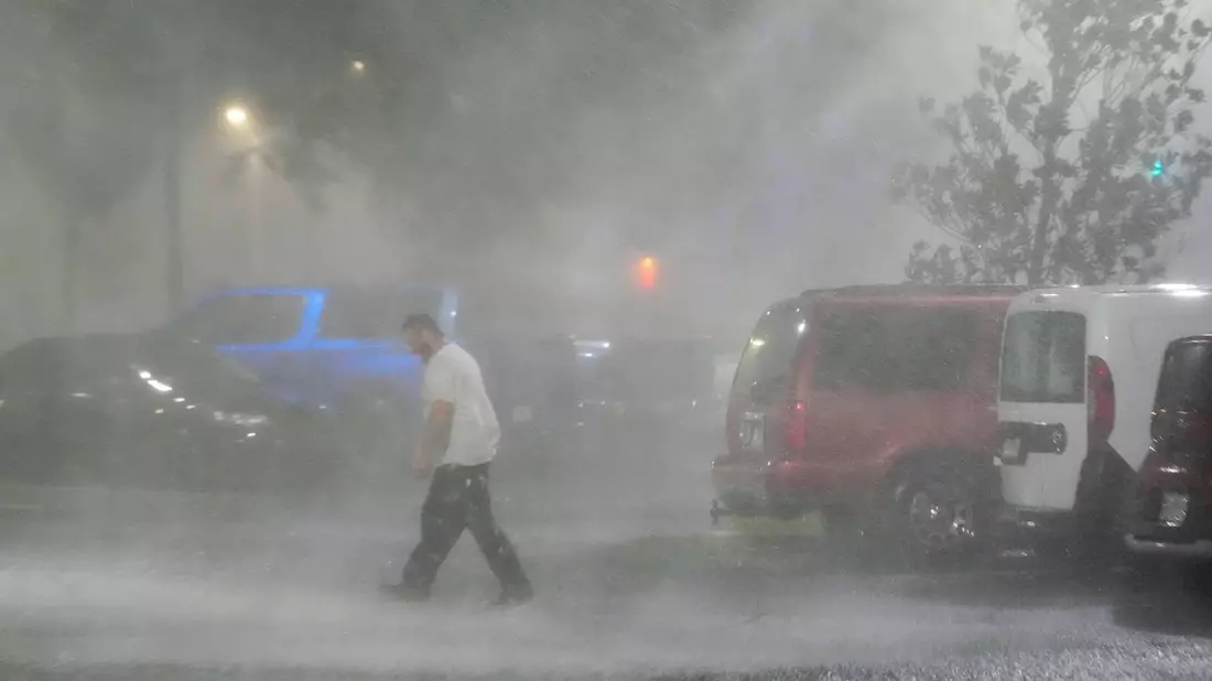 Der Sturm brachte heftigen Wind und starken Regen mit sich. - Bild: Julio Cortez/AP/dpa