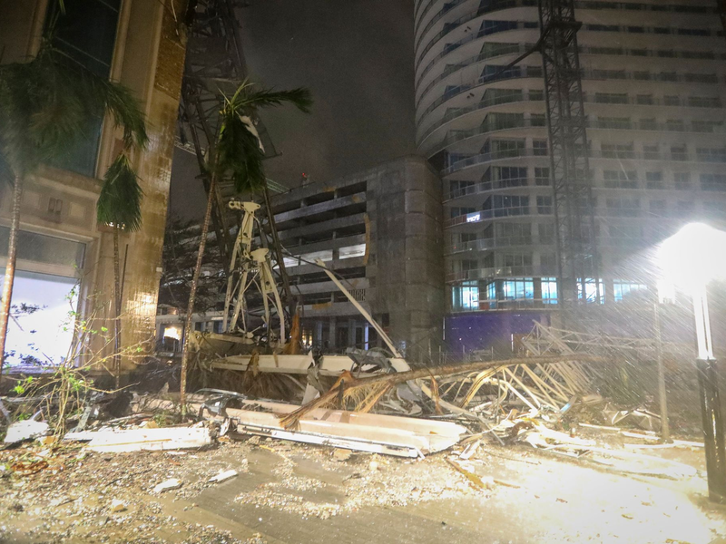 In St. Petersburg in Florida ist ein Kran an einer Baustelle auf eine Straße gestürzt. - Foto: Chris Urso/Tampa Bay Times/AP/dpa