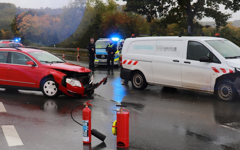 POL-HX: Verkehrsunfall auf der B83 - eine Person verletzt - Foto: presseportal.de