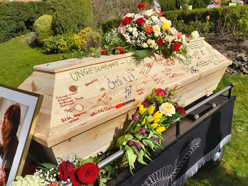 Abschied am Sarg im eigenen Garten - Foto: Lichtblick über pressetext.de