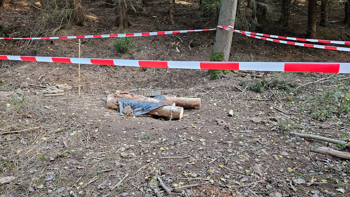 Im Zusammengang mit der Suche nach einem Mann wurde ein selbstgebauter Zylinder untersucht (Foto aktuell). - Foto: Mike Müller/TNN/dpa