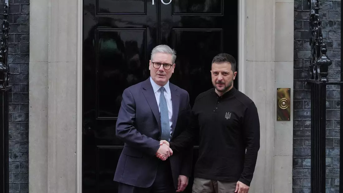 Der britische Premierminister Starmer empfing den ukrainischen Präsidenten Wolodymyr Selenskyj an der Türschwelle des Regierungssitzes 10 Downing Street. - Bild: Jonathan Brady/PA Wire/dpa