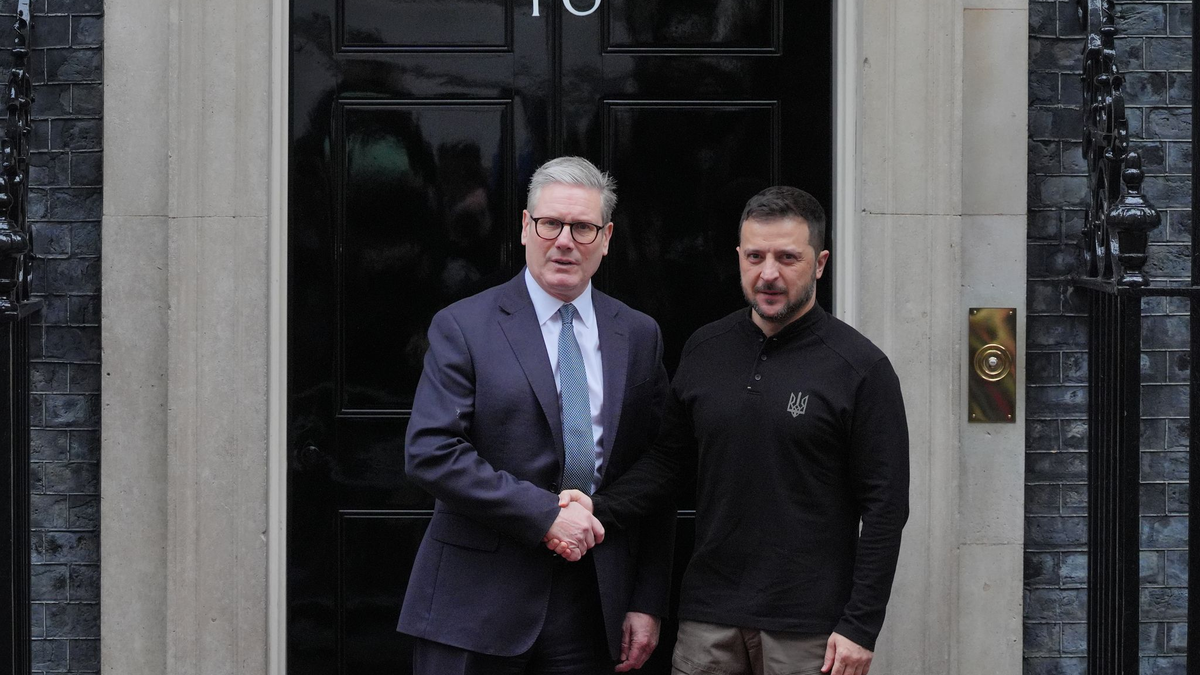 Der britische Premierminister Starmer empfing den ukrainischen Präsidenten Wolodymyr Selenskyj an der Türschwelle des Regierungssitzes 10 Downing Street. - Foto: Jonathan Brady/PA Wire/dpa
