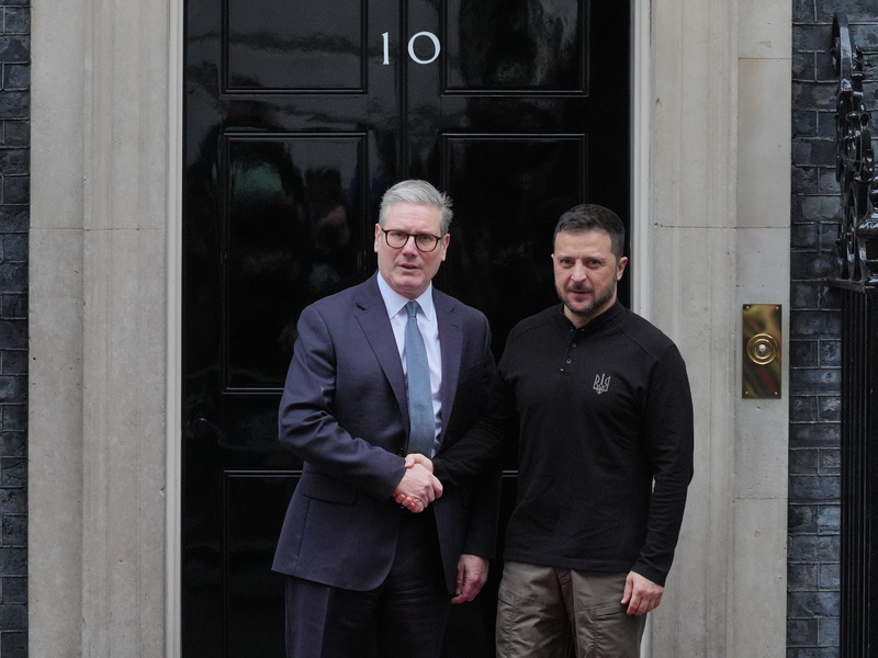 Der britische Premierminister Starmer empfing den ukrainischen Präsidenten Wolodymyr Selenskyj an der Türschwelle des Regierungssitzes 10 Downing Street. - Foto: Jonathan Brady/PA Wire/dpa