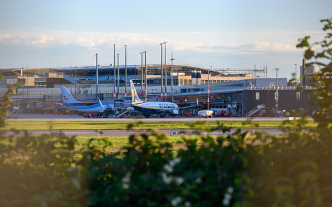 Zwei Flugzeuge stehen vor einem Terminal des Hamburger Flughafens. - Foto: Jonas Walzberg/dpa