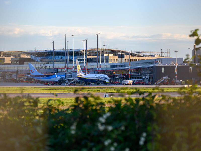 Zwei Flugzeuge stehen vor einem Terminal des Hamburger Flughafens. - Foto: Jonas Walzberg/dpa