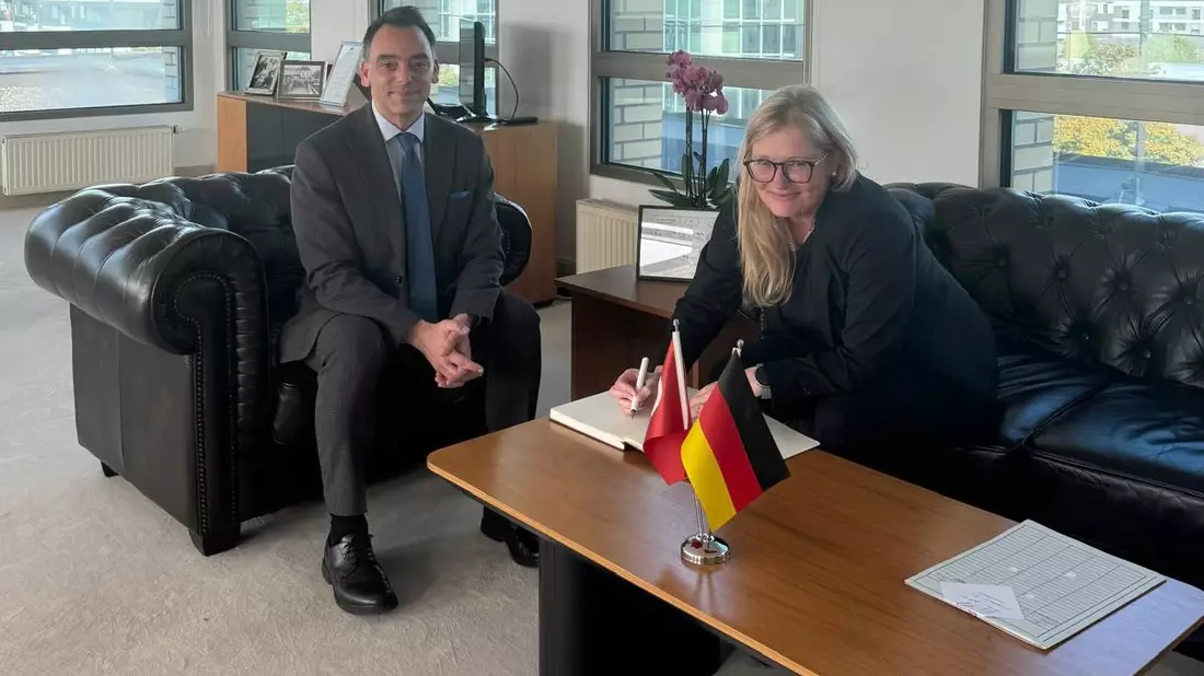POL-OB: Treffen der Polizeipräsidentin Dr. Sylke Sackermann mit dem Generalkonsul Ali Ihsan Izbul - Stärkung der guten Beziehungen - Bild: presseportal.de