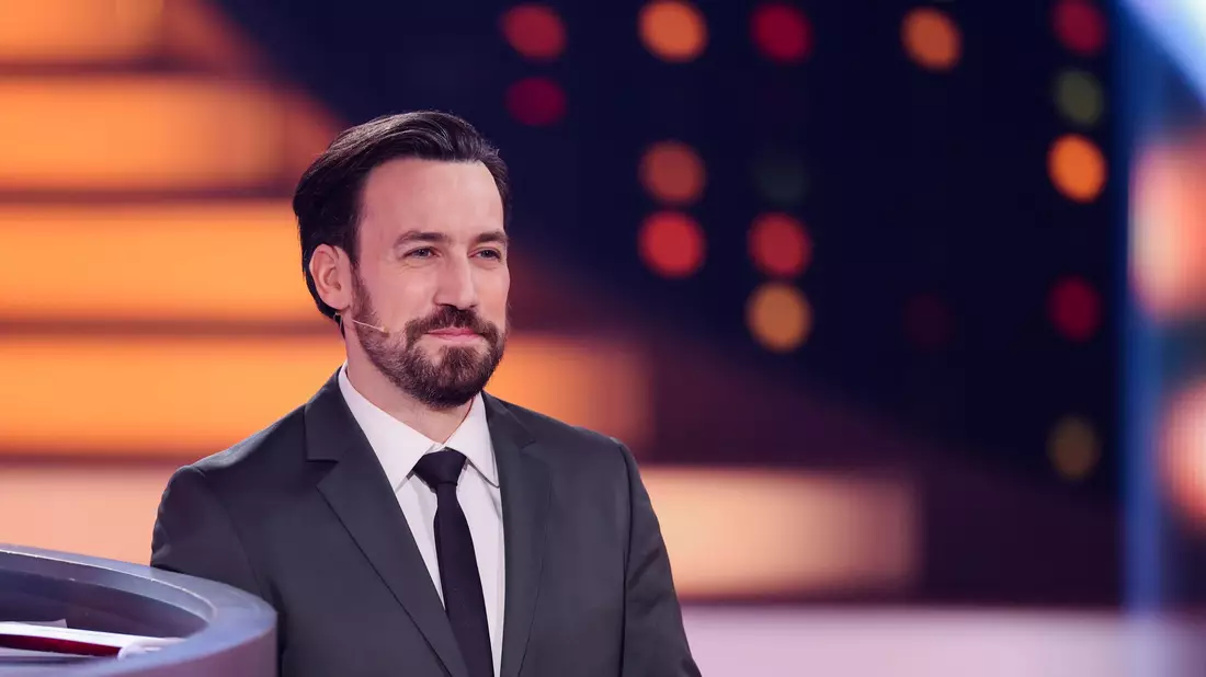 Direkt nach seinem Debüt in Stefan Raabs neuer Streaming-Show «Du gewinnst hier nicht die Million» auf RTL+ gibt Jan Köppen die Gast-Moderation schon wieder ab. - Bild: Rolf Vennenbernd/dpa