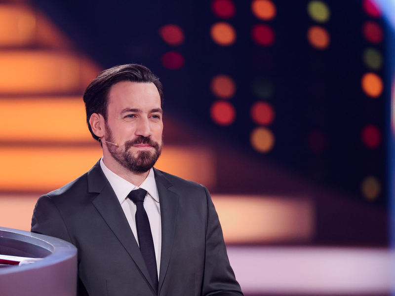 Direkt nach seinem Debüt in Stefan Raabs neuer Streaming-Show «Du gewinnst hier nicht die Million» auf RTL+ gibt Jan Köppen die Gast-Moderation schon wieder ab. - Foto: Rolf Vennenbernd/dpa