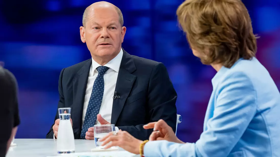 Bundeskanzler Olaf Scholz (SPD) wird Gast in der 1000. Ausgabe der ZDF-Sendung maybrit illner sein. - Bild: Svea Pietschmann/ZDF/dpa