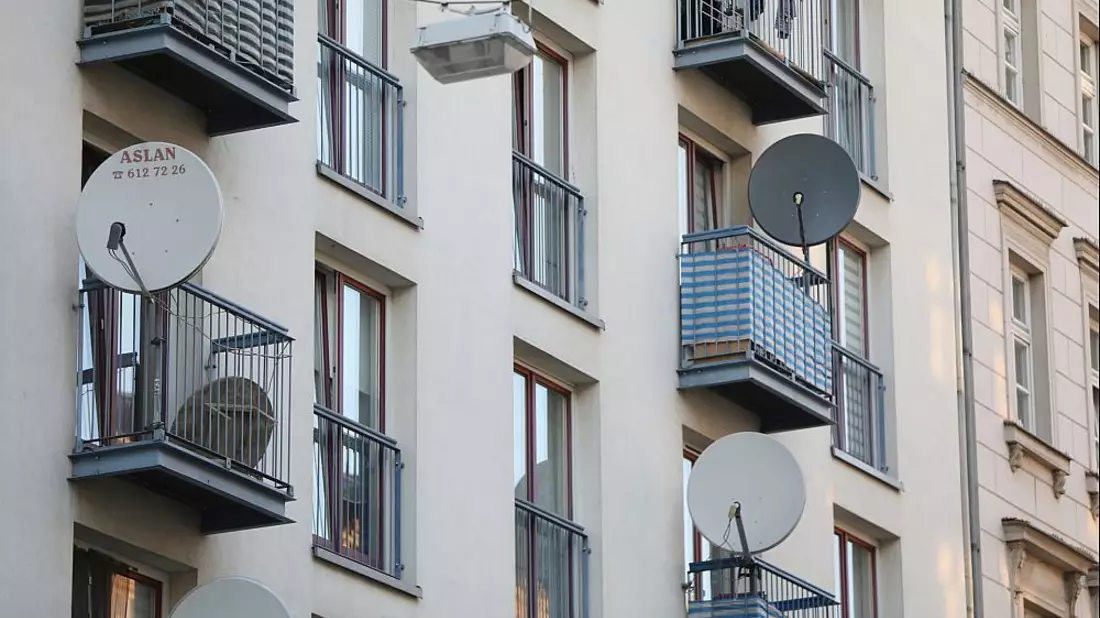 Satellitenschüssel an Wohnhaus (Archiv) - Bild: über dts Nachrichtenagentur