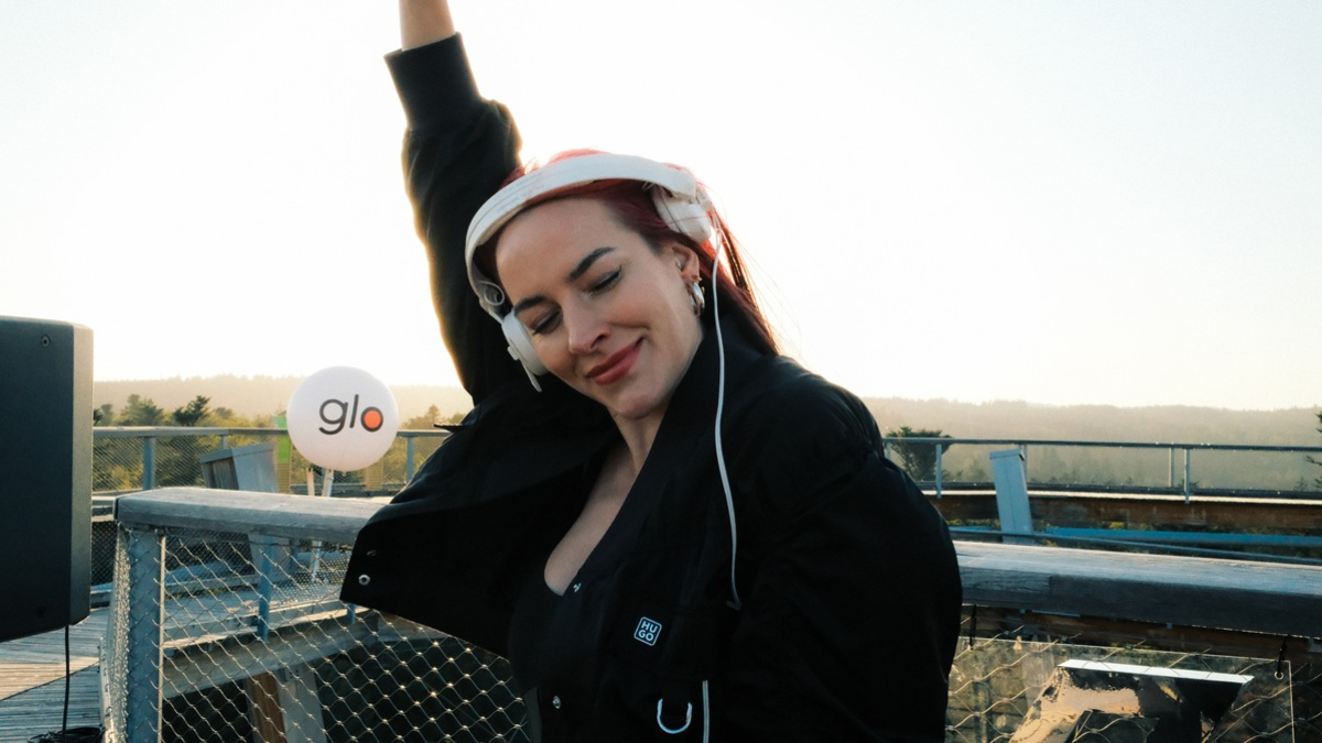 Pretty Pink mit NEX STAGE by glo im Höhenflug: Angesagte DJ feiert epische 300. Episode ihrer Radioshow Deep Woods in einzigartiger Naturkulisse - Foto: presseportal.de