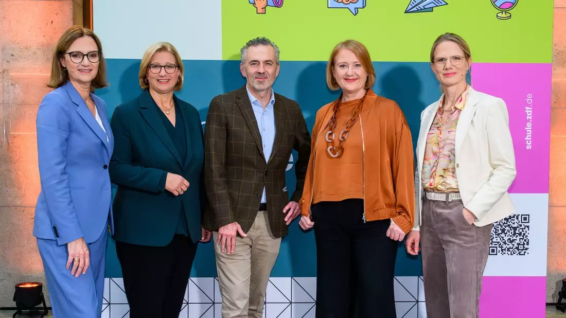 ZDF startet neue Bildungsinitiative ZDF goes Schule / Mehr Wissensvermittlung, leichtere Zugänge zu Bildungsinhalten und ein neues Netzwerk mit Partnerschulen - Bild: presseportal.de