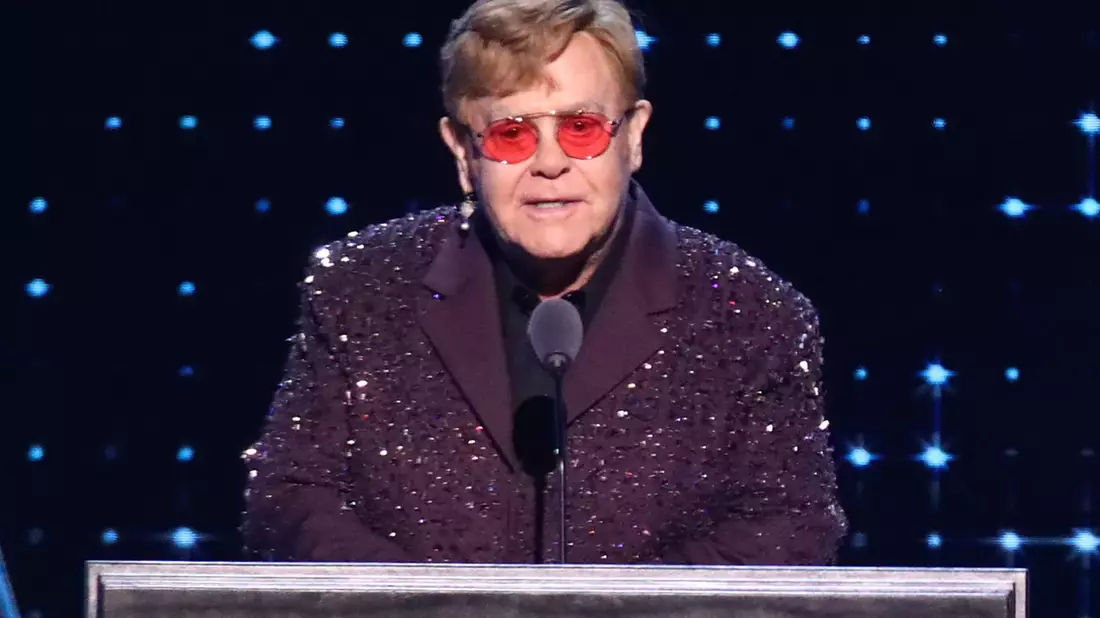 Der 77-jährige Popstar Elton John ließ sich zu einem derben Witz über Tesla-Chef Elon Musk hinreißen. (Archivbild) - Bild: Andy Kropa/Invision via AP/dpa