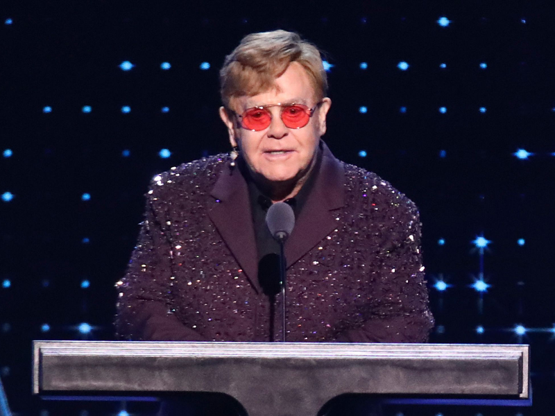 Der 77-jährige Popstar Elton John ließ sich zu einem derben Witz über Tesla-Chef Elon Musk hinreißen. (Archivbild) - Foto: Andy Kropa/Invision via AP/dpa