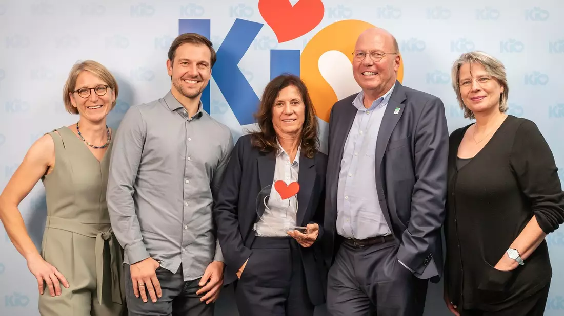 Timo Boll übergibt Preis an engagierte Krankenschwester / KfH-Mitarbeiterin Kristina Breuch erhält Helmut-Werner-Preis der Kinderhilfe Organtransplantation, Veranstaltung zum 20-jährigen Bestehen - Bild: presseportal.de